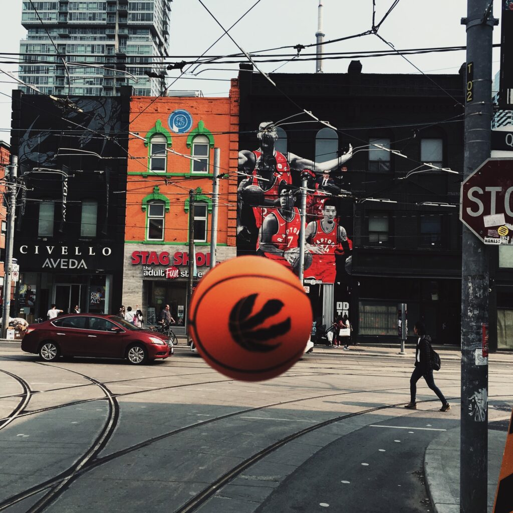 Basketball in Toronto (Joshua Chua/Unsplash)
