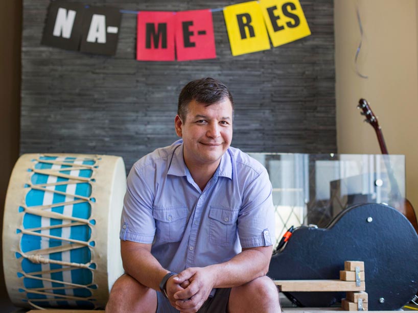 STEVE TEEKENS A PHOTO OF STEVE TEEKENS IN FRONT OF A SIGN THAT READS “NA-ME-RES”. 📸: ALIA YOUSSE